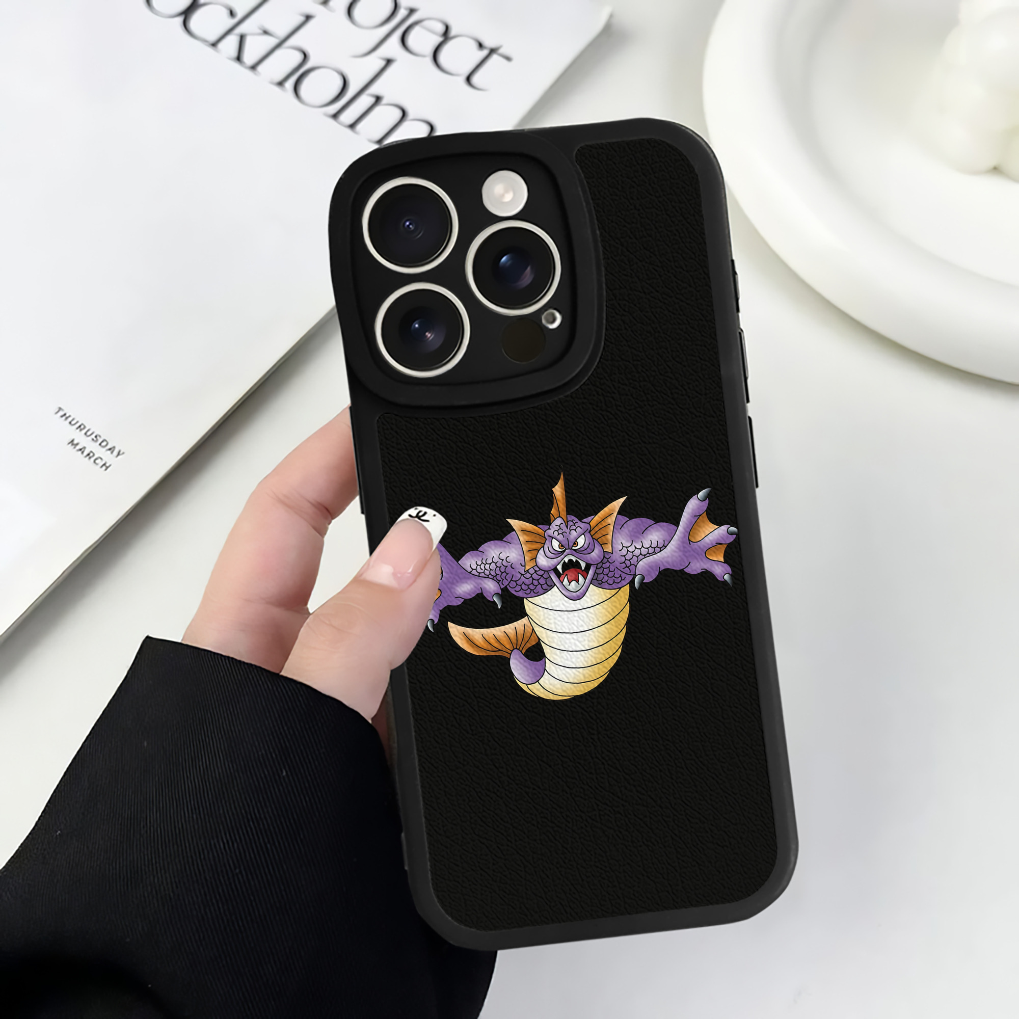 （画像用） ドラゴンクエスト Doragon Kuesuto Dragon Quest 【iPhone 16シリーズ対応】シリコンスマホケース（レザー調） 材質：シリコン